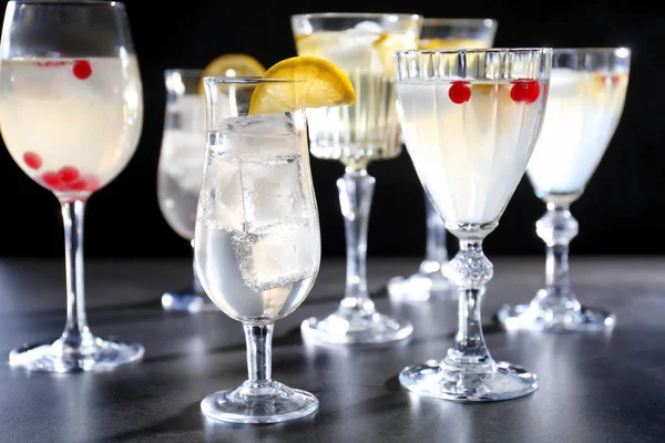 Verschiedene erfrischende Cocktails — Stockfoto