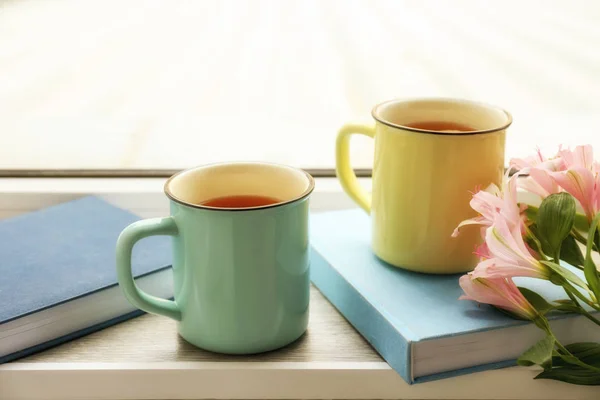 Composición con tazas de té en alféizar de la ventana — Foto de Stock