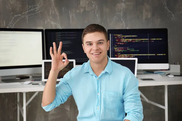 Guapo Joven Programador Trabajando Oficina — Foto de Stock