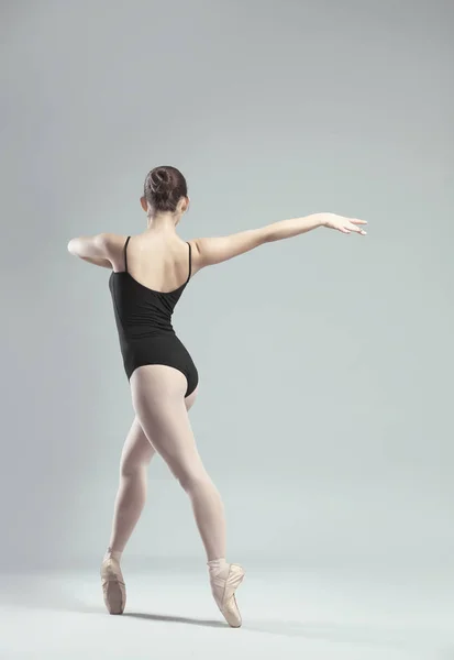 Giovane bella ballerina danza — Foto Stock