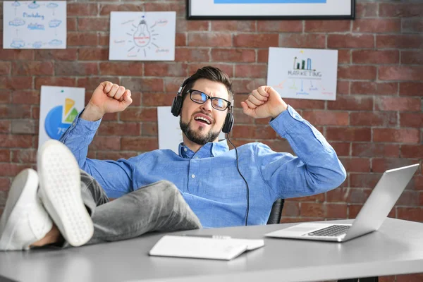 Knappe man die naar muziek luistert — Stockfoto