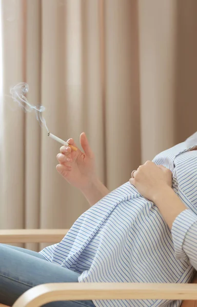 Wanita hamil merokok rokok — Stok Foto