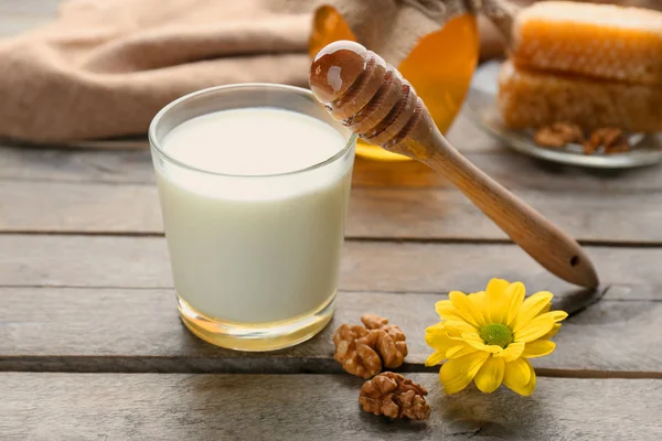 Composición con leche y miel —  Fotos de Stock