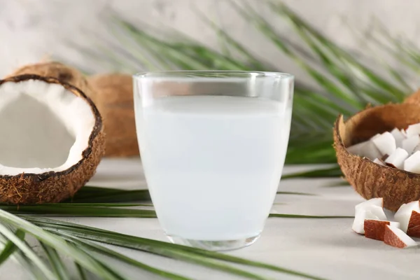 Стакан кокосовой воды — стоковое фото