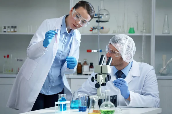 Naukowcy pracujący w laboratorium — Zdjęcie stockowe