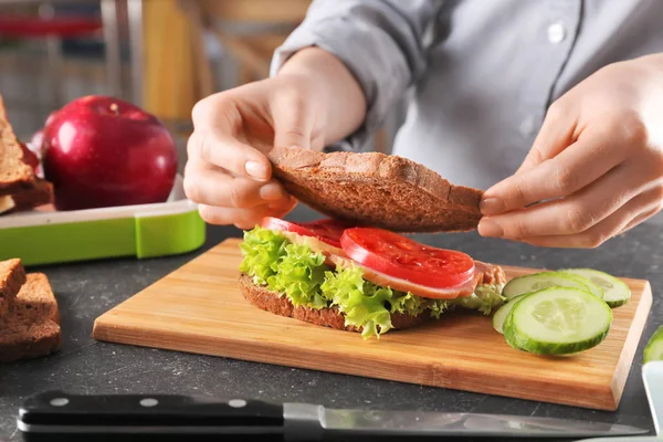 Moeder voorbereiding van sandwich — Stockfoto