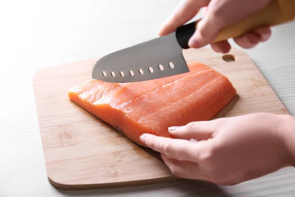 Tangan dengan pisau memotong fillet salmon — Stok Foto