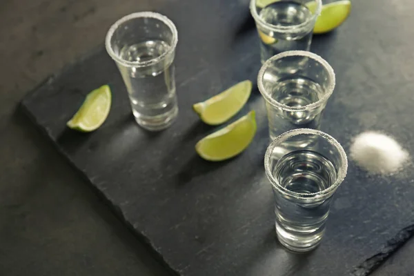 Tequila záběry s plátky limetky — Stock fotografie