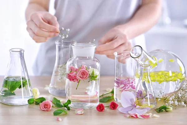 Woman mixing perfume samples — Stock Photo, Image