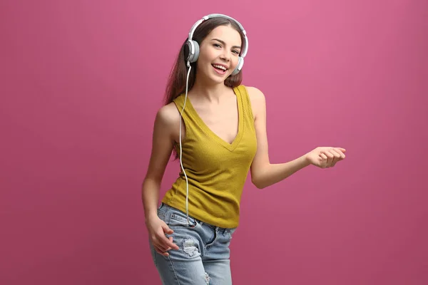 Piękna młoda kobieta w słuchawkach — Zdjęcie stockowe