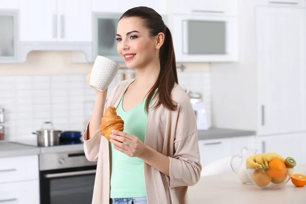 Mujer joven desayunando —  Fotos de Stock