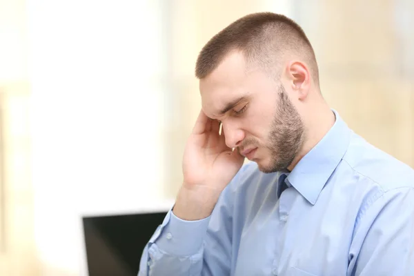 Junger Mann leidet unter Kopfschmerzen — Stockfoto
