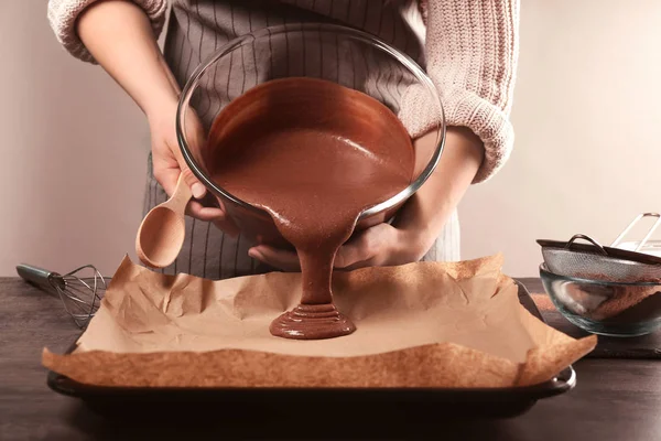 Frau gießt Kakao flüssigen Teig — Stockfoto