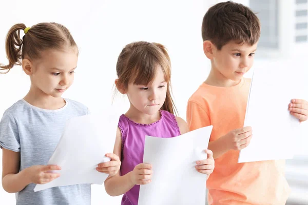 Kids singing in class — Stock Photo, Image