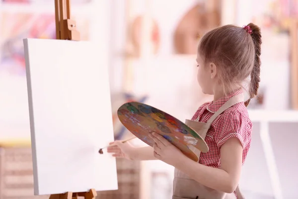 Carino piccolo artista pittura quadro — Foto Stock