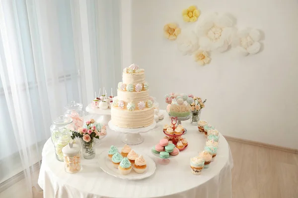 Mesa com doces saborosos — Fotografia de Stock