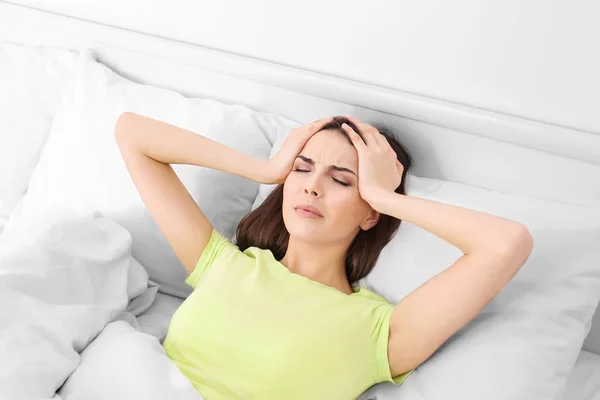自宅のベッドで横になっている女性の病気 — ストック写真