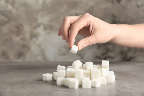 Tangan wanita mengambil gula batu — Stok Foto