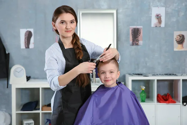 Jongen in kapsalon — Stockfoto