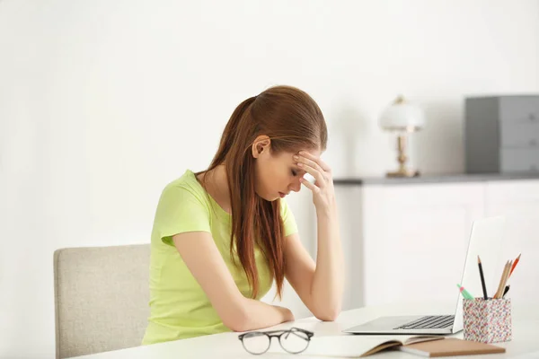 Hermosa joven sufriendo — Foto de Stock