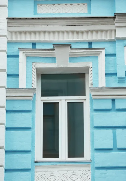 Edificio vintage con ventana de plástico — Foto de Stock