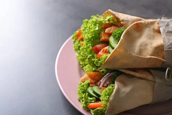 Тарелка с вкусными бутербродами с кебабом — стоковое фото
