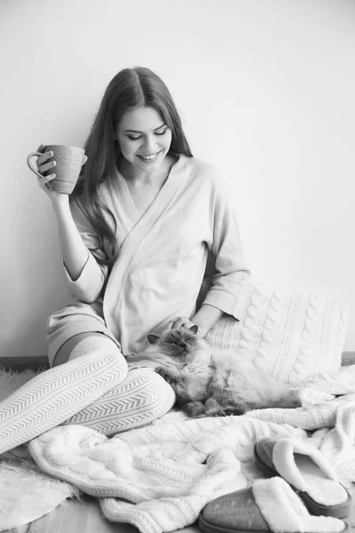 Belle jeune femme avec chat mignon — Photo