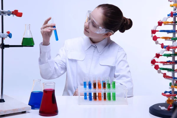 Mädchen kontrolliert chemisches Experiment — Stockfoto