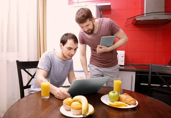 Gay paar met behulp van laptop — Stockfoto