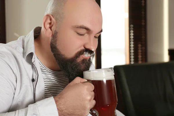 Sakallı adam bira içmek — Stok fotoğraf