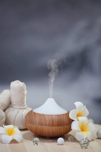 Aroma oil diffuser på bordet – stockfoto