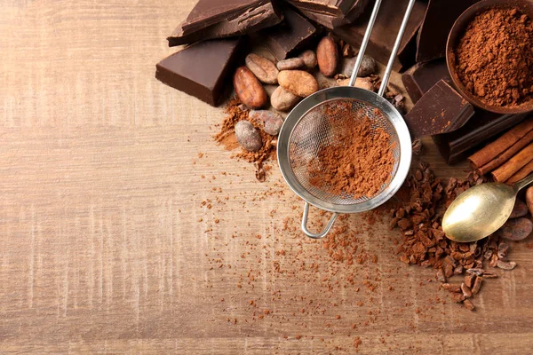 Zeef met aromatische cacaopoeder — Stockfoto