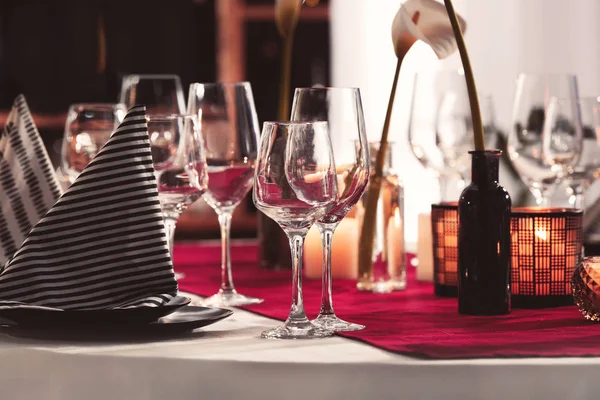 Table setting in restaurant — Stock Photo, Image