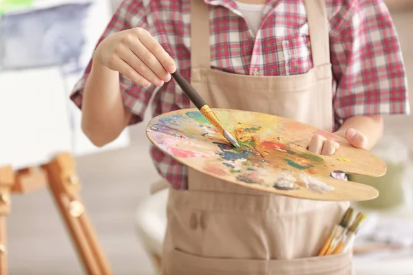 Kleiner Junge mit Pinsel und Palette — Stockfoto