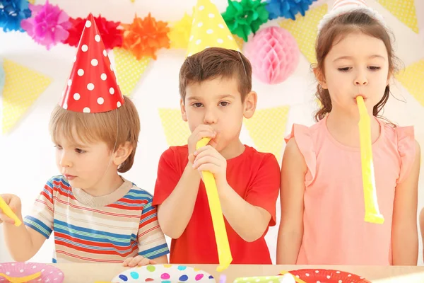 Bonito crianças comemorando aniversário na festa — Fotografia de Stock