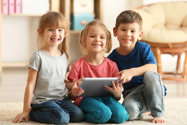 Niños usando tableta — Foto de Stock