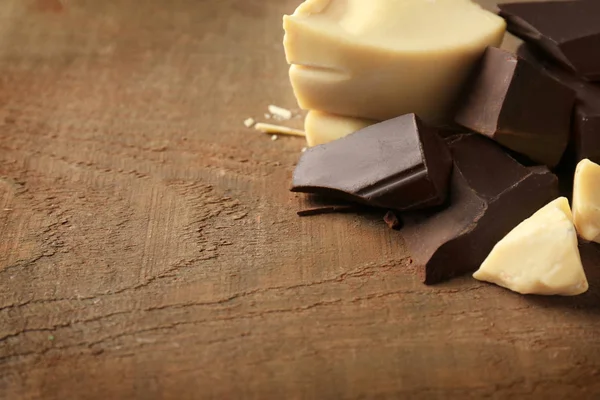 Kousky tmavé a bílé čokolády — Stock fotografie
