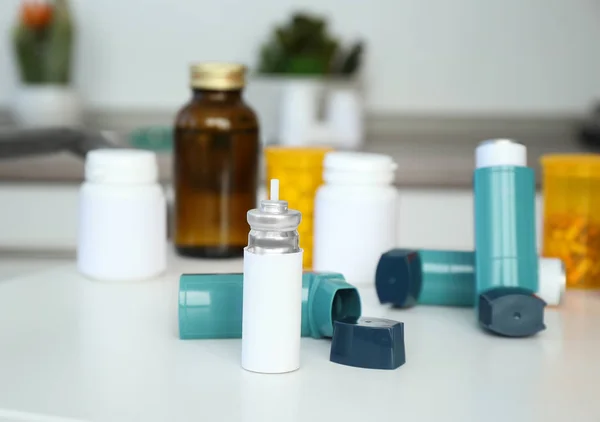 Inaladores de asma e medicamentos — Fotografia de Stock