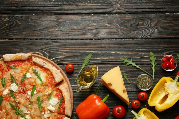 Deliciosa pizza con ingredientes — Foto de Stock