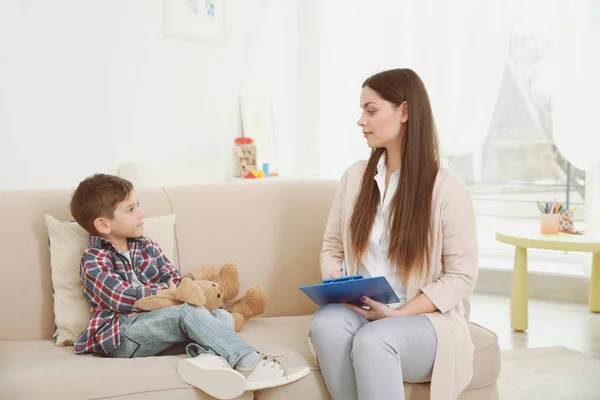 Jovem psicólogo infantil trabalhando com menino — Fotografia de Stock