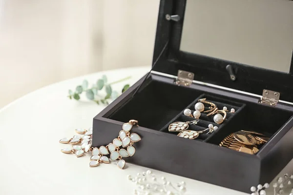 Bijouterie em caixa de jóias — Fotografia de Stock