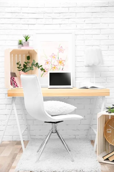 Arbetsplatsen med laptop på skrivbordet — Stockfoto