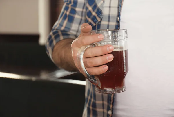 Muž, který držel sklenici piva poblíž své velké břicho v hospodě — Stock fotografie