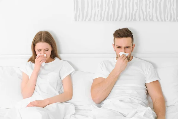 Pareja enferma en la cama — Foto de Stock