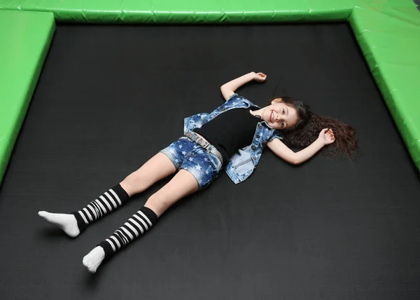Cute girl playing on trampoline — Stock Photo, Image