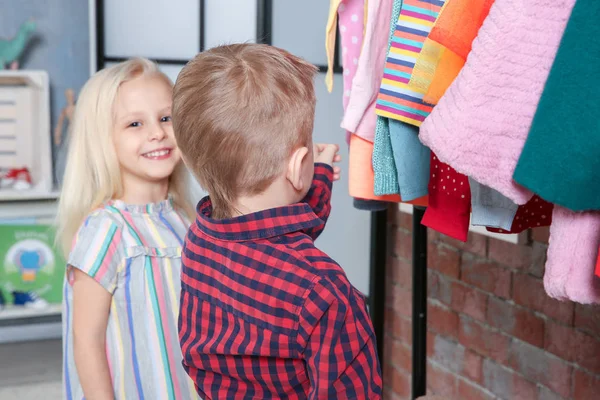 Crianças escolhendo roupas — Fotografia de Stock
