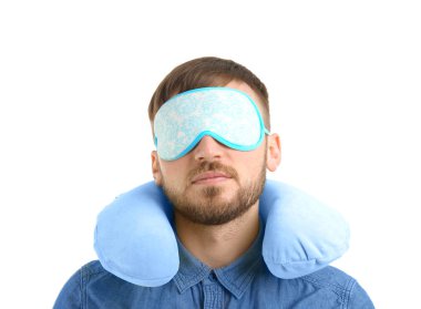 Seyahat yastık ile genç adam  