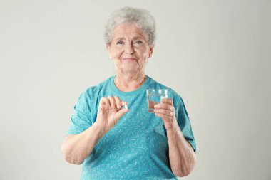 Yaşlı kadın ile hap