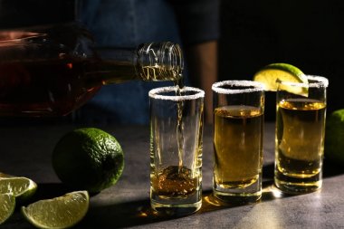 Alkol gözlük içine dökme