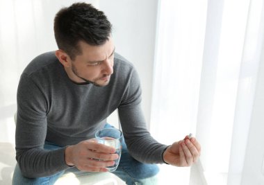 Yakışıklı genç adam alarak hap  